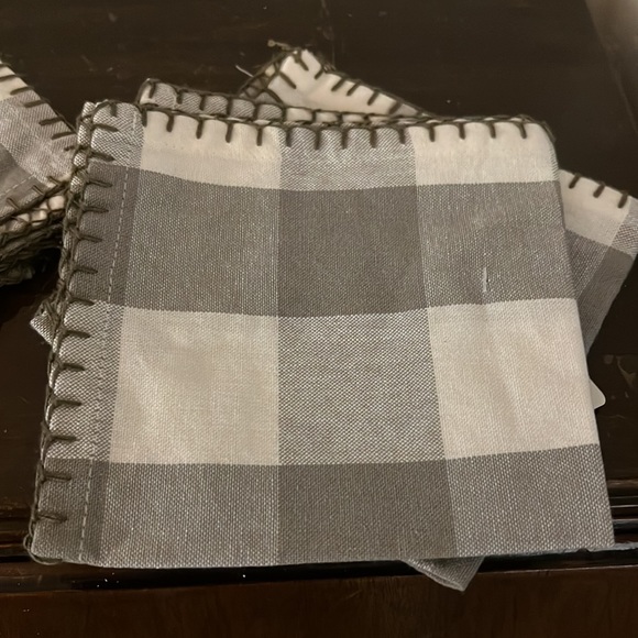 Napkins set of four NWT - Picture 2 of 2